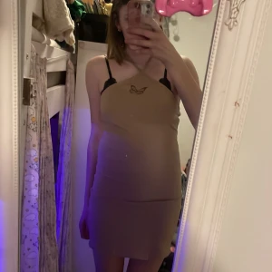 Klänning med fjärilstryck  - Säljer en beige klänning med fjärilstryck framtill i storlek S från h&m divided, den är i mycket bra skick ⭐️ klänningen har även lite öppen rygg 