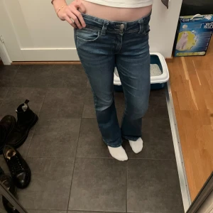 Blå jeansbyxor - Snygga blå jeans från Gina Young💖💖köpte i somras, är använda men är fortfarande i bra skick😽😽de är Bootcut💖