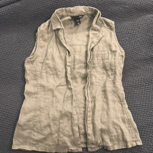 Hourglass HM väst - Oliv grön väst från HM som inte säljs längre. Oanvänd och är i mycket bra skick! Skriv för mer info❤️pris kan diskuteras 