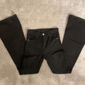 Svarta jeans  - Svarta bootcut jeans från dr.denim, köpta från vero moda. Bra skick men lite trådar lösa (se bild 3). Står ingen storlek men skulle gissa på stl XS.