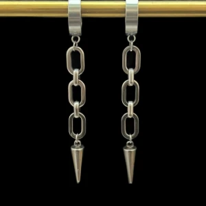 Silvriga örhängen med kedjedetalj - Priset avser ett par örhängen. Rostfritt!