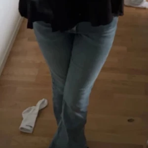 Blå jeans från Perfect Jeans - Säljer ett par klassiska blå jeans från Perfect Jeans. . Använda några gånger och är inte min smak❤️