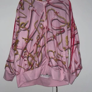 adidas X Jeremy Scott hoodie - Unik Adidas X Jeremy Scott zip up hoodie. Använd, smått nopprig. 