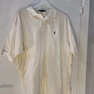 Ralph Lauren pike - Säljer en klassisk vit pikétröja från Ralph Lauren med korta ärmar. Perfekt för en stilren och avslappnad look.               Vi har en deal då vi säljer 1 för 300kr 2 för 500 3 för 700