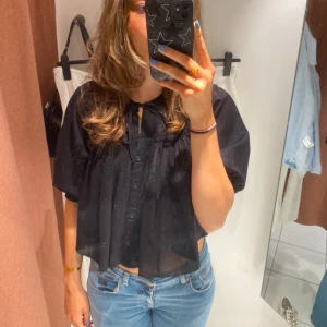 Svart topp - Från Ginatricot, strl S. Knappast använd och i fint skick. Toppen är lite genomskinlig vid magen men inte alls mycket. Den har knytning framtill och lite puffiga armar. SÅ SÅ snygg💕💕Kontakta mig för fler bilder eller frågor!