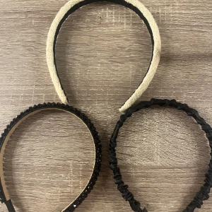 Tre diadem - Säljer tre snygga diadem: ett svart med glittriga pärlor, ett svart i satin och ett beige i ribbat tyg. Perfekta för att ge din outfit det lilla extra!