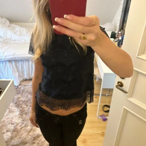 Spets blus!! - Så snygg topp!!! OBS storleken är 146/152 men passar mig som har S hur bra som helst!❤️