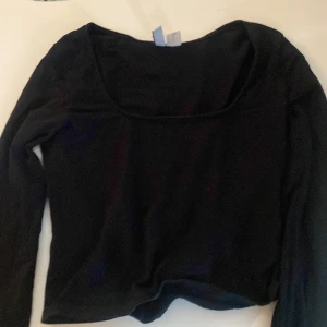 svart urringad tröja med slits på armen  - Den e i bra conidtion 