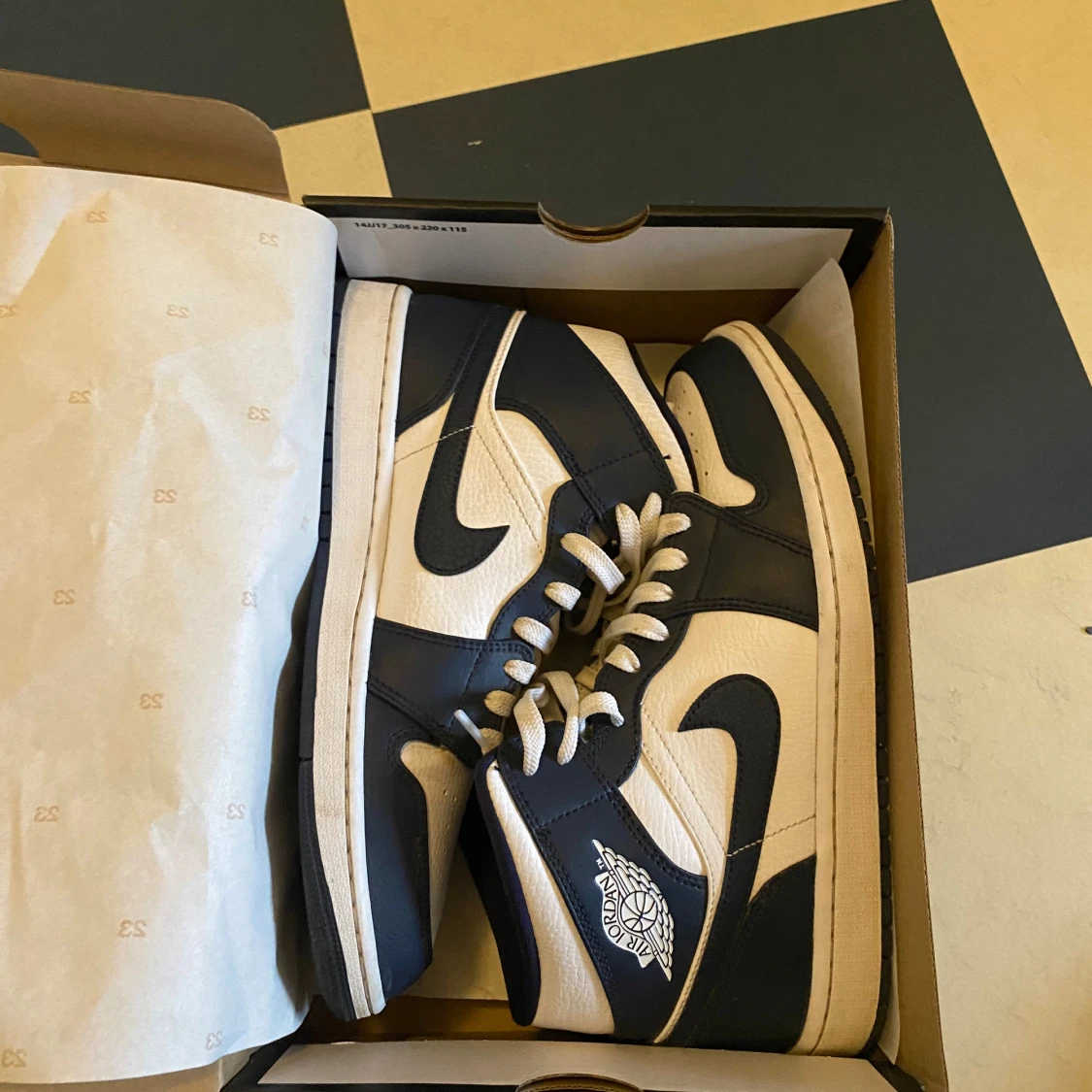 Jordan 1 mid obsidian  - 90
