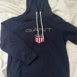 Helt ny utan lapp! Gant hoodie S - Mörkblå hoodie Gant S Aldrig använd men prislappen är bortklippt.