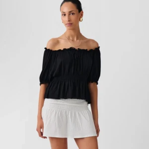 Svart topp - Superfin svart topp från Gina tricot. Den är helt oanvänd och alltså i nyskick.  