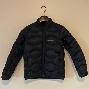 Peak Performance Jacka - Säljer nu min peak performance jacka eftersom den är för liten på mig och legat i garderoben ett tag nu, finns inga fel eller skador med den, byten fungerar också. pris kan diskuteras!