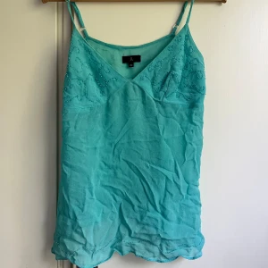 Turkost linne - Söt linne från åhlens storlek 40. Anser passa en S/m. Så fin med fastsydda pärlor på! 🐠