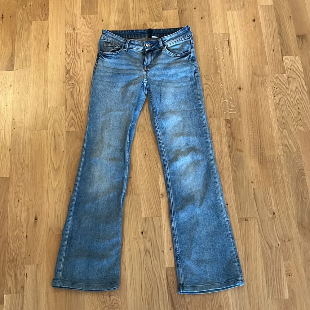 Lågmidjade, jeansen har Inga defekter. Innerbenslängd är 73 cm och midjemått rakt över 33cm, kom privat för frågor🫶🏻 . Jeans & Byxor.