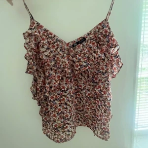 Zara blus!  - Säljer nu en så fin blus från zara i blommigt print. Den är endast använd en gång och ser därför ut som ny. 💗