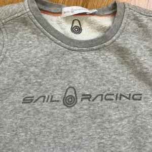 Grå Sail Racing hoodie. Aldrig använt🤍 Skriv för bilder på eller andra frågor! 