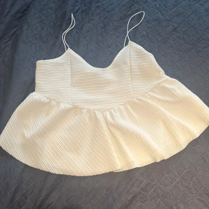 Vit topp - Köpt secondhand men är i mycket bra skick ändå. Skulle säga att banden är lite långa men annars är allt bra. Skriv om ni har några funderingar 💕