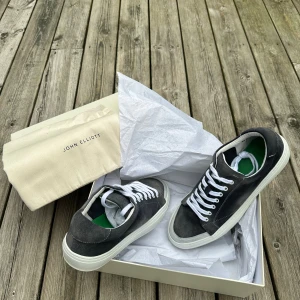 John Elliot sneakers - ❗️HELT NYA ❗️ Sneakers från John elliot, aldrig använda och i perfekt skick. Snygga skor som passar till alla outfits!  Modell: Haze low suede i färgen vintage black