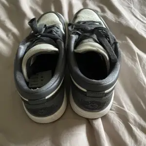 Nike air jorden 1 low. Bra sick på skorna inte så använda säljer dom för att jag inte använder dom lägre.