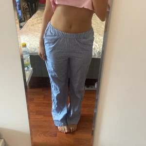 Rutiga byxor - Jättefina randiga byxor som är mid-waist😍 använt typ 2 gånger så nyskick! Perfekt i längden för mig som är 167 cm, storlek M men skulle säga S/M