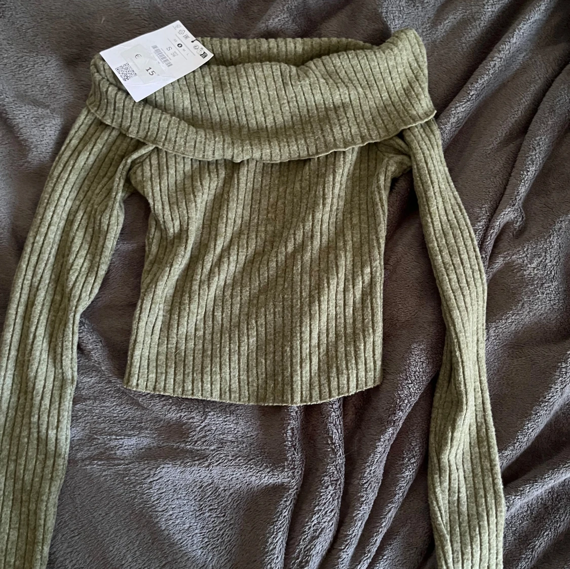 Militärgrön oanvänd offshoulder tröja - 90