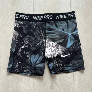 Nike shorts - Bra skick, knappt använda.  Storleken är 146-156 cm men passar någon som har xs. 