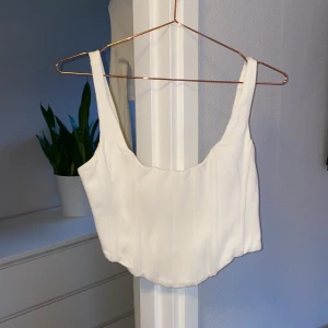 Söt topp  - En vit kortare topp ifrån asos. Endast använd ett fåtal gånger💕