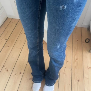Low waist jeans - Jätte snygga low waist jeans från zara🩷 säljer då de ej kommer tillanvändning men de har ej några defekter eftersom jag aldrig använt dom🩷 storlek 32 men passar mig som är xs/s. Kan sälja lite billigare vid snabb affär