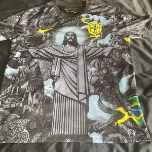 En Brasilien t-shirt i perfekt skick. Använd 1 gång. Kan användas till träning men även i vardagen. Jag säljer denna för endast 199kr då den är lite stor. (Storlek M). Hör gärna av er vid frågor eller om ni önskar fler bilder😃