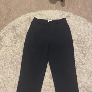 Kostymbyxor - I totalt ny skick då de nästan aldrig användes. Super bekväma o snygga 🧸