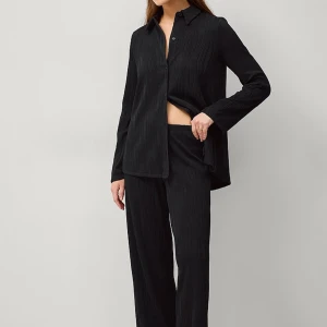 Plisserat svart set gina tricot  - Överdel M Underdel S Priset är för hela setet! Båda delar passar större xs till m beroende på önskad passform. Använt 1 gång som nytt!!