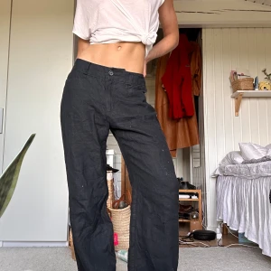 Linnebyxor - Lågmidjade linnebyxor!  Supersköna och snygga linnebyxor i svart färg! Perfekta nu på sensommaren och lite in på hösten!! Köpta secondhand men knappt använda🤗