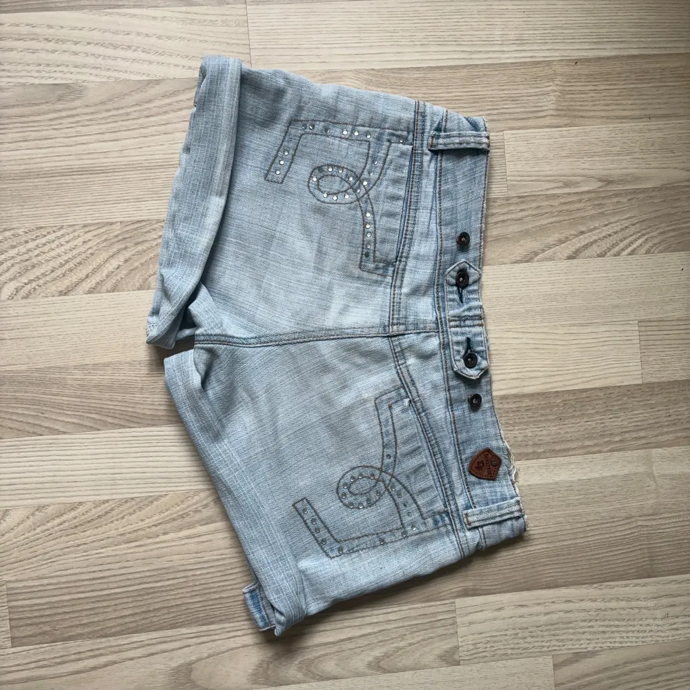 Jag köpte dessa på Vinted men de passar tyvärr inte mig💕 skriv för mått eller andra funderingar 💖💖. Shorts.