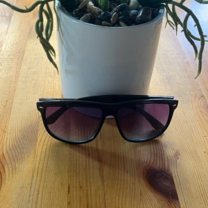 Identiska Solglasögon - Ray Ban Boyfriend  - De här glasögonen är identiska med Ray Ban Boyfriend och ser nästan exakt likadan ut. De ligger på ett lågt pris nu och kommer förmodligen höjas lite senare så passa på nu och köp dom här fina solglasögonen inför sommarn. Har 3st kvar kommer sluta!!