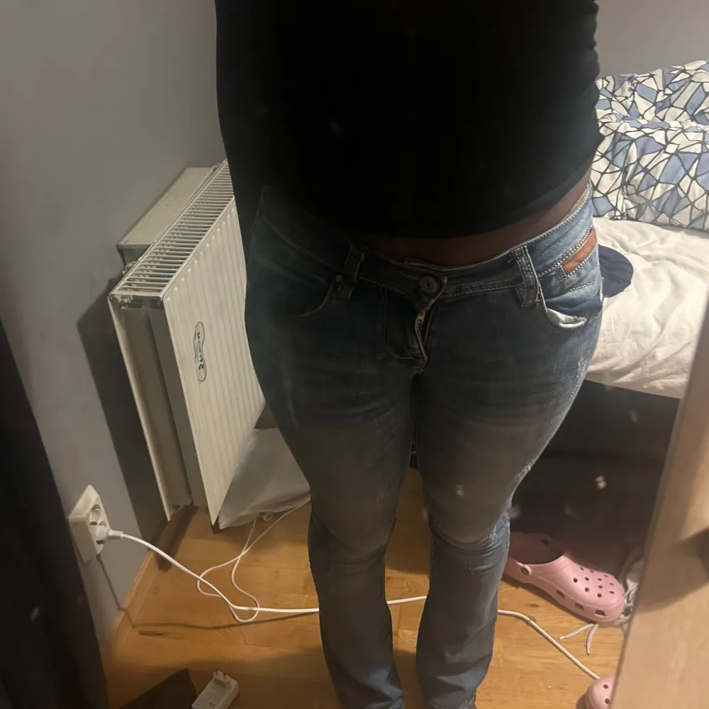 Säljer dessa fina Low wasit jeans som är tyvärr för små för mig vid midjan . Jeans & Byxor.