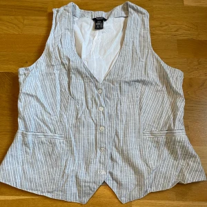 Blåvit väst - Jättesöt väst från Ellos, så gullig men inte riktigt min stil så knappt använd!💞