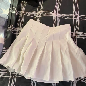 Vit kjol  - Vit kjol i nyskick, aldrig använd. Storlek S. 