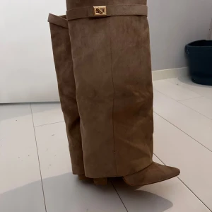 Skor - Säljer dessa skit snygga over kneel bootsen då dom inte kommit till användning. Finns inte kvar i butik  Storlek 37 men passar även 38