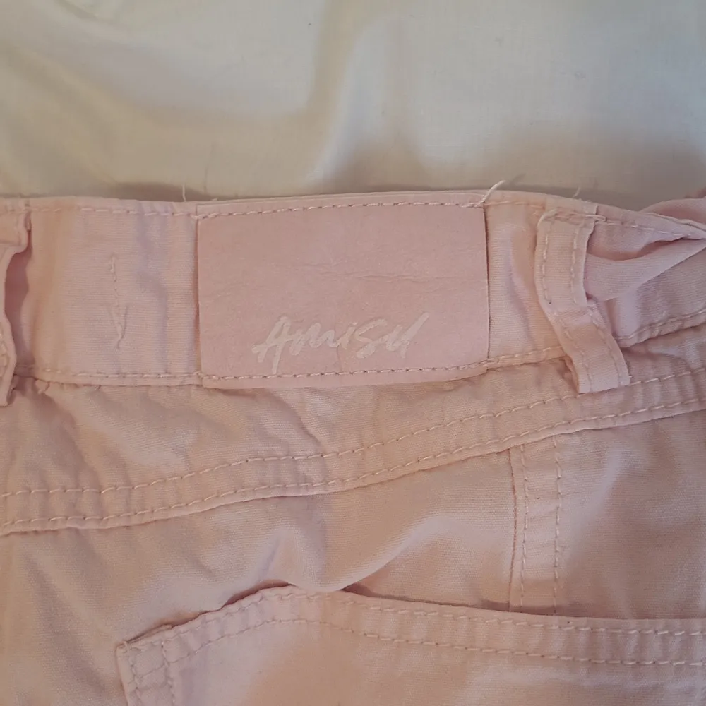 Säljer ett par ljusa rosa cargopants i storlek 32. De har flera praktiska fickor och kan sjusteras längst ned på byxorna. Använda en gång. Som nya, inga fläckar eller hål.. Jeans & Byxor.