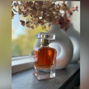 Melissa Poudree parfym - Melissa Poudree doft är mjuk, varm, kraftfull och pulserande. Parfymen öppnas med söta blommiga rökiga ackord av bulgarisk ros och ljusa, soliga, doftande honungsmonter av jasmin och vanilj. Säljs till det låga priset eftersom jag har liknande doft💝