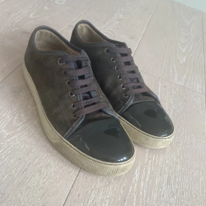 Lanvins storlek 42 - Hej, dom är storlek 42 (UK 7) fast passar lite större. Perfekt nu inför hösten och vintern. Sparsamt använda skick 8/10, slitet lite på sulan. Nypris 5000 mittt pris 2499.  