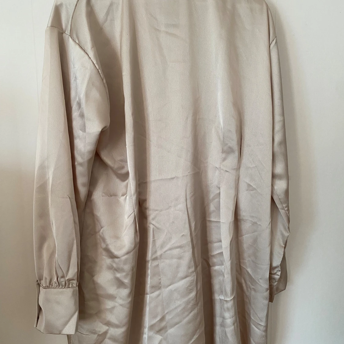 Beige satin klänning  - 92