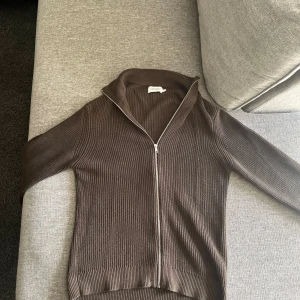 East west zip - Skick 9/10. Riktigt snygg och bra passform.