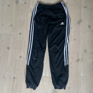 Adidas mjukisar - Adidas mjukisar i gott skick, lite nopprig men annars fina. 