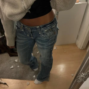 Jeans  - Fina men inte min stil alls därför säljer ja Midje mått 39 tvärs över  Innebenslängd 83 ja är 160