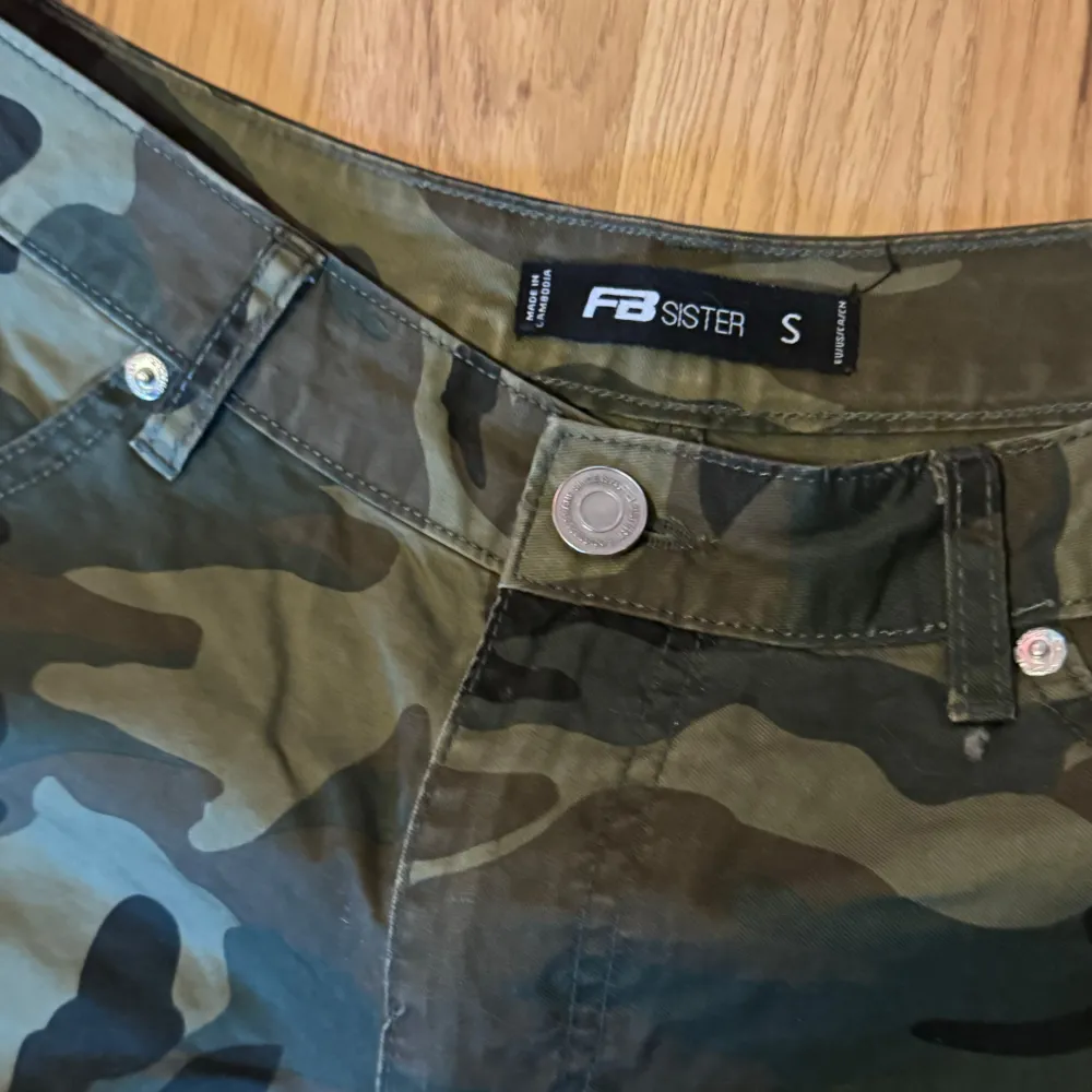 Några coola shorts med camo färg i fint skick. Storlek S.  Katter finns i hemmet. Shorts.