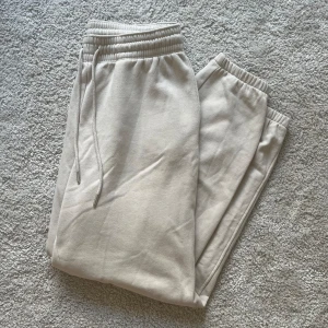 Beige mjuki byxor h&m  - Beige mjuki byxor h&m knappt använd storlek M  Har också en i svart 