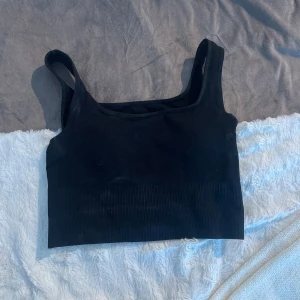 Träningstopp  - Bra skick, lite smutsig men går bort i tvätt, inlägg inuti 