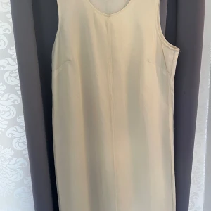 Beige klänning - Fin beige klänning