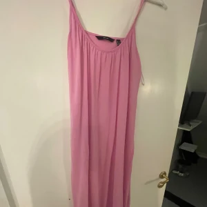 Rosa långklänning  - Rosa långklänning från Vero Moda i Strl S. Använd 1 gång. 